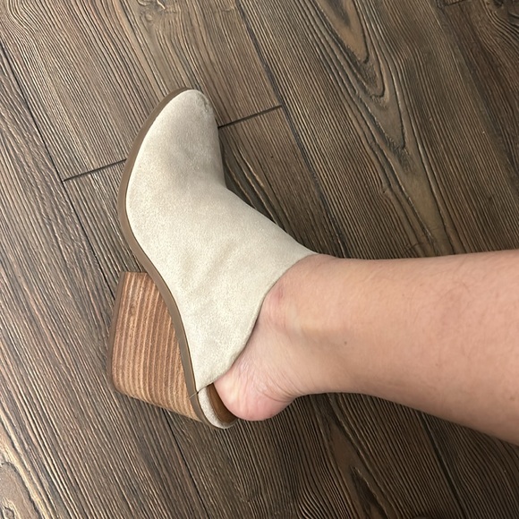 Creamy Wood Slipper Boots Size: 6.5 - Picture 6 of 8